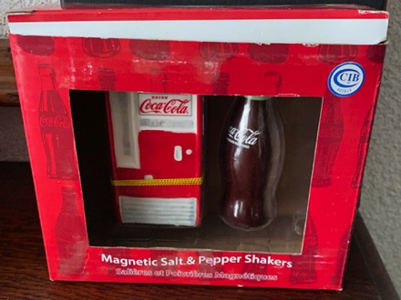 7221-3 € 25,00 coca cola peper en zoutstel fles en automaat tevens magneten